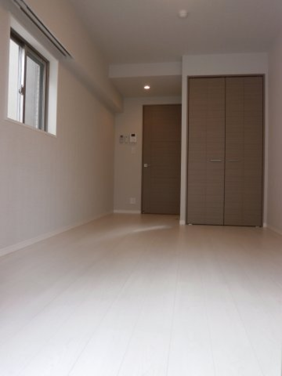 8.4帖の居室です。２面採光で日当たり◎