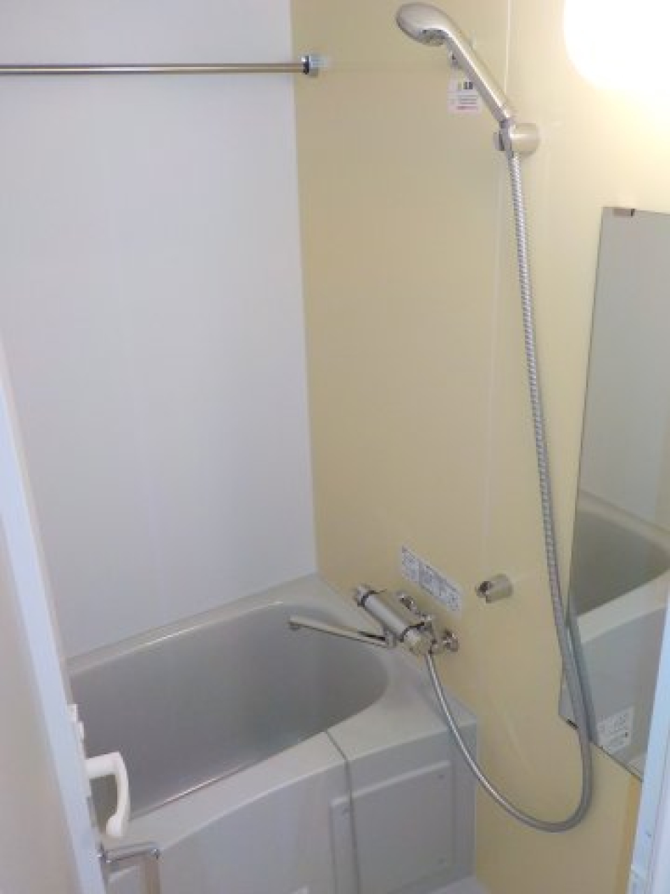柔らかなパネルが採用された浴室で、落ち着いた空間でお風呂を楽しめそうです。