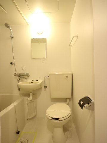 浴槽とトイレはお隣同士です。※参考写真
