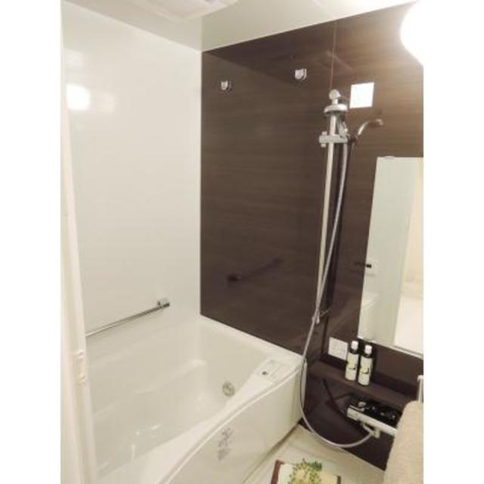 浴室です。シンプルな造りです。
※写真は同タイプ住戸です。装飾品はイメージです。