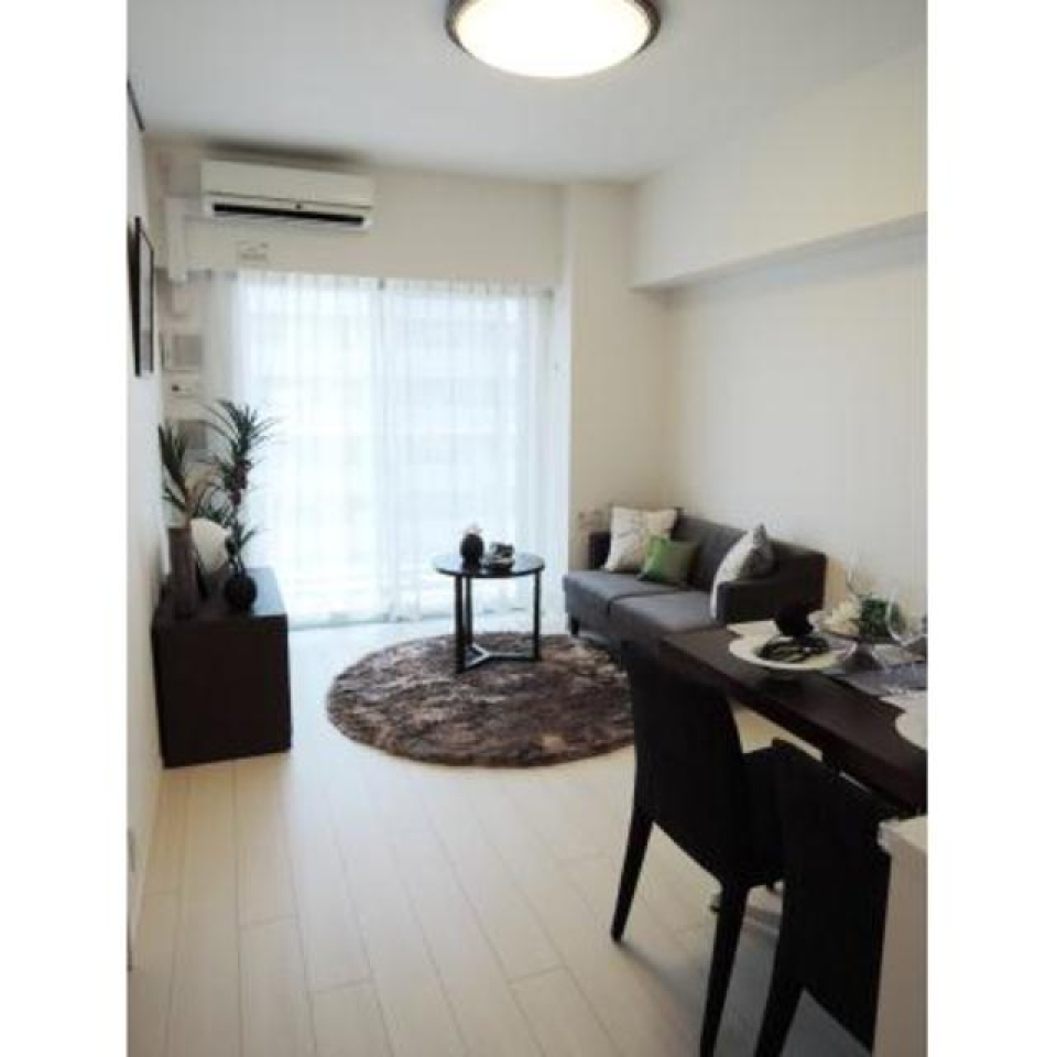 左手に洋室があります。
※写真は同タイプ住戸です。装飾品はイメージです。