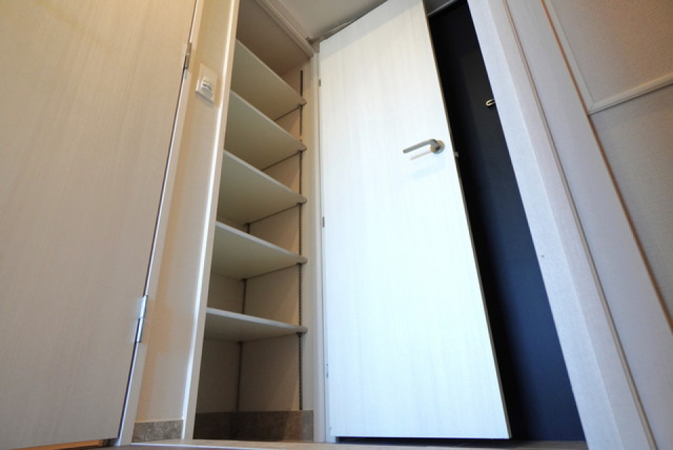 玄関にはシューズボックスが付いています。
※写真は同タイプ住戸です。