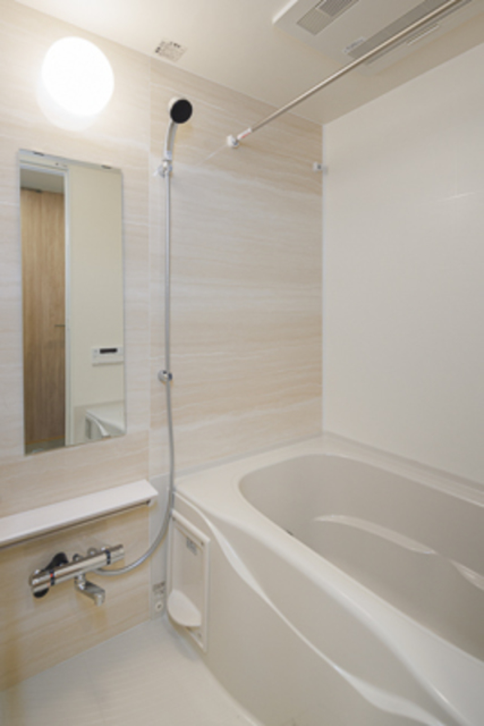 さりげなく木目調のパネルが採用された浴室。※写真は同タイプ住戸です。