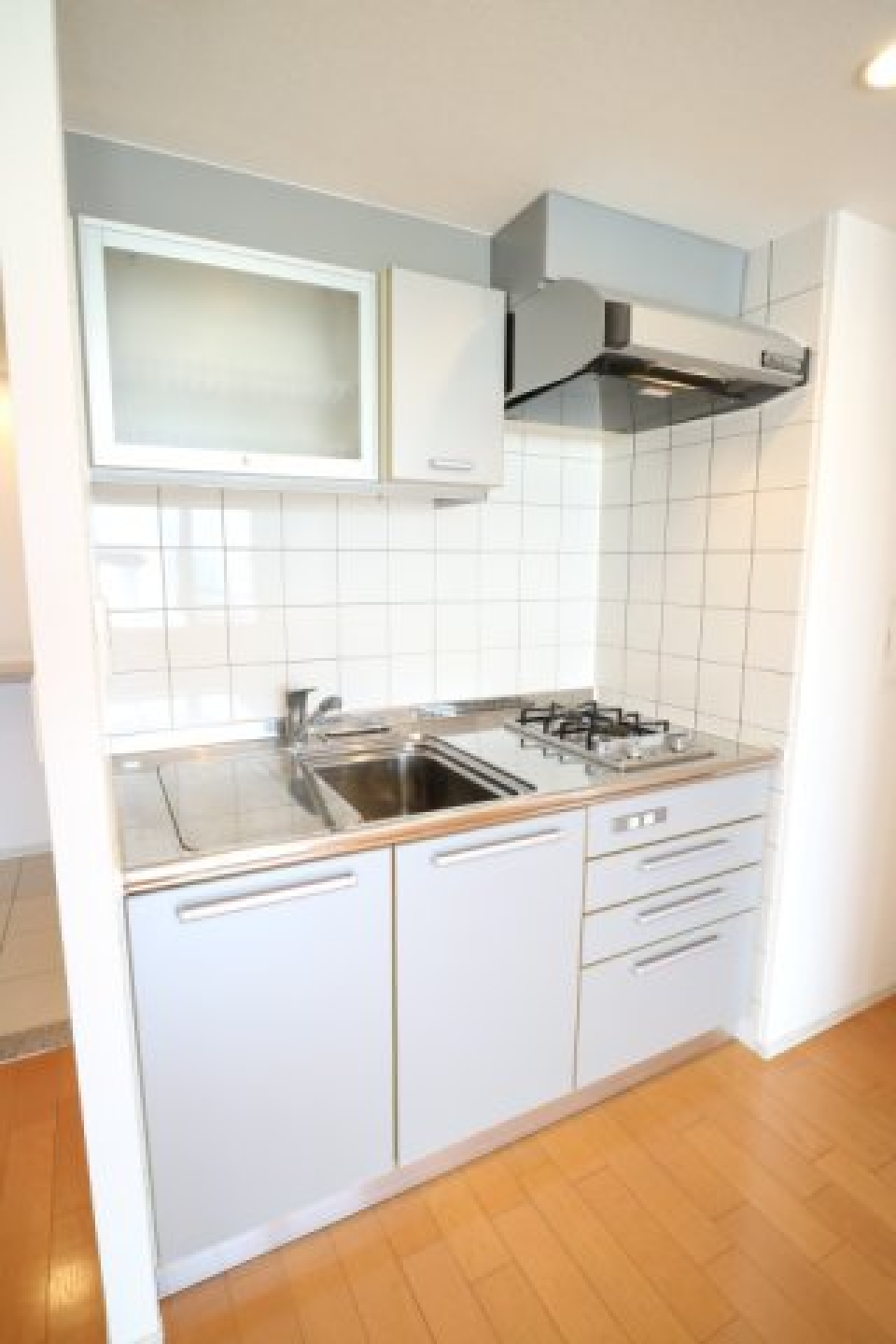 タイル張りのキッチンに、すりガラス調の食器棚もあるのが透け感があっていいですね。※参考写真