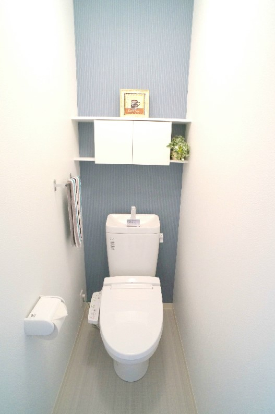 アクセントカラーはライトブルーで統一されていてトイレもおしゃれに。
※写真は家具配置イメージです