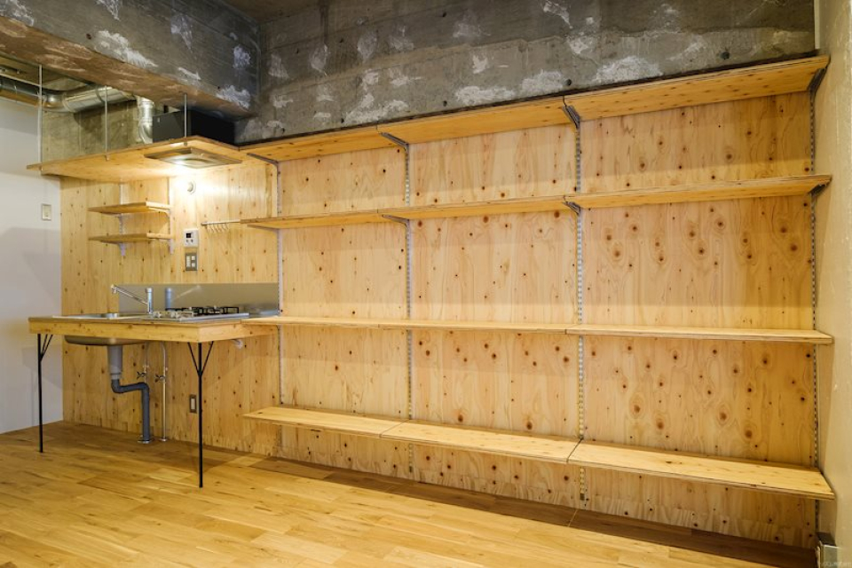 キッチンも棚の一部に組み込まれたデザイン。