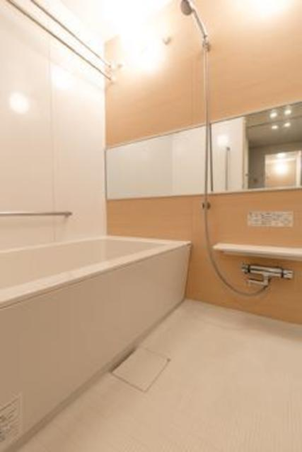 ナチュラルなパネルで優しい雰囲気のする浴室です。※写真は同タイプ住戸です。