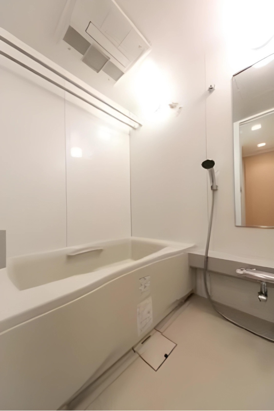 白くまとまった浴室。※写真は同タイプ住戸です。