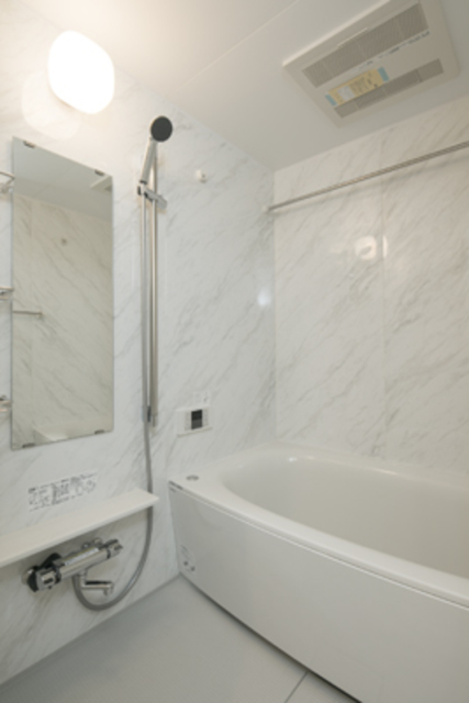 白い大理石調のパネルがさりげなくおしゃれな浴室にしています。※写真は同タイプ住戸です。
