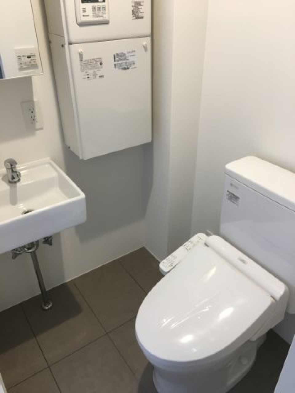 洗面台はトイレと併設されています。※参考写真