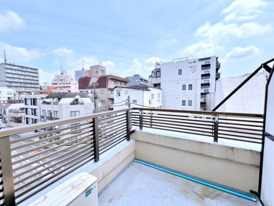 ５階建ての建物の３階にあります。