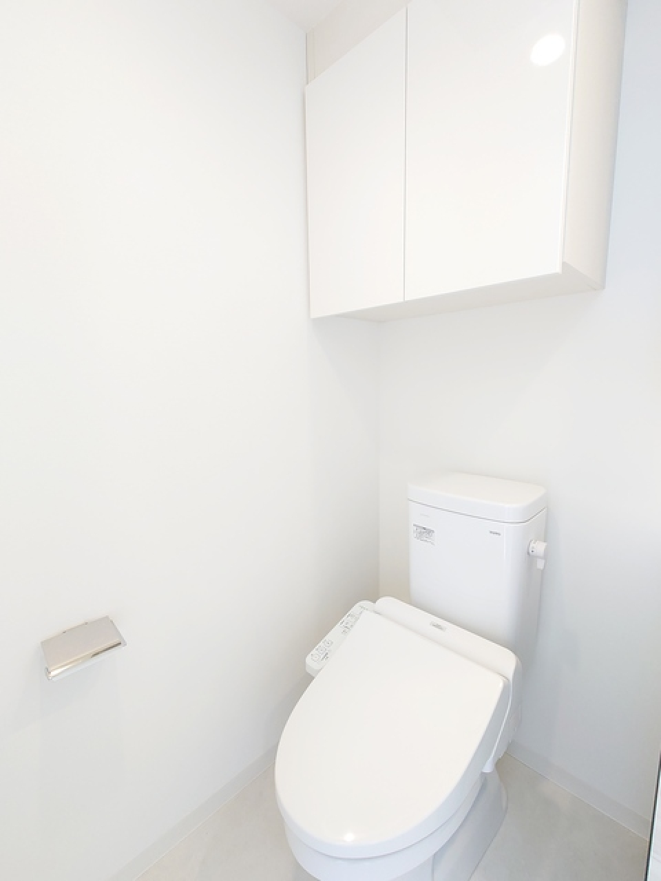 頭上に収納棚が付いており便利です。
※写真は同タイプ住戸です。