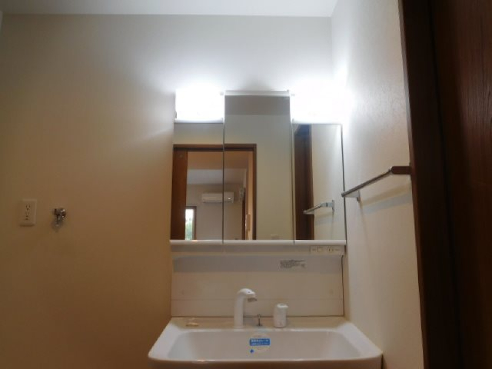 大きな鏡のついた洗面台。扉になっている鏡の中は収納になっています！