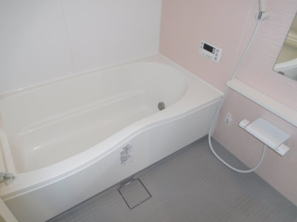 ほんのりピンクの壁がアクセントのお風呂。広めのお風呂でのバスタイムは幸せです！