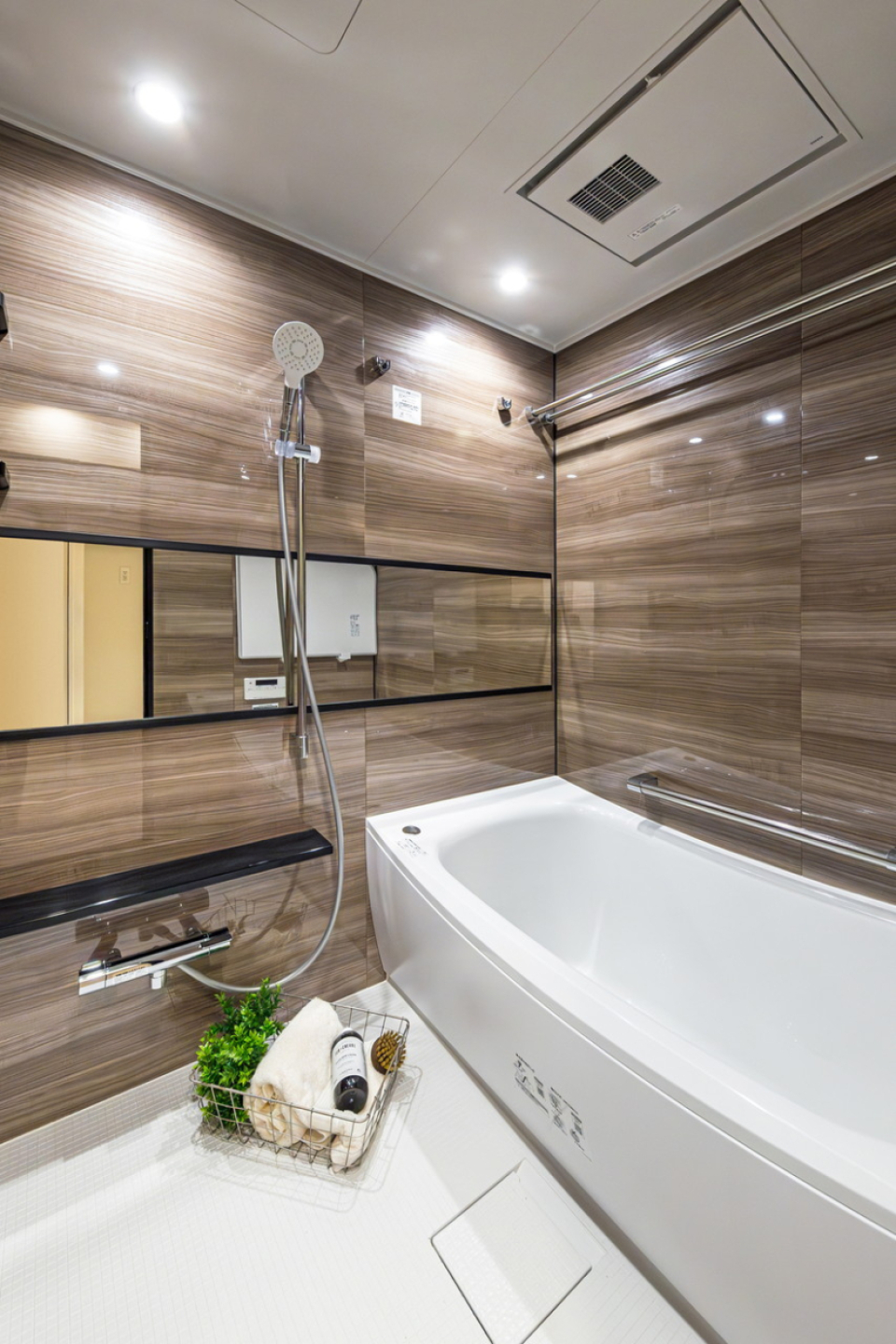 光沢感のある木目の壁が特徴の高級感のある浴室