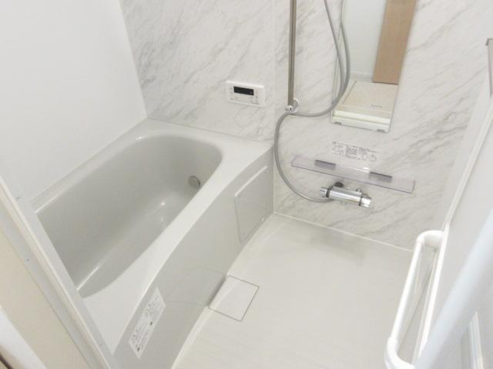 白くまとまったシンプルな浴室です。