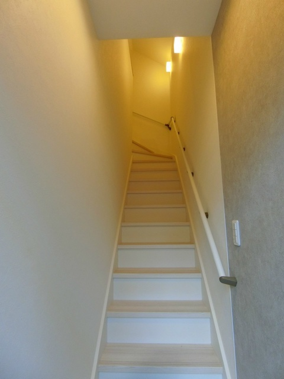 玄関を開けるとお部屋のある２階へとつながる内階段があるタイプです。