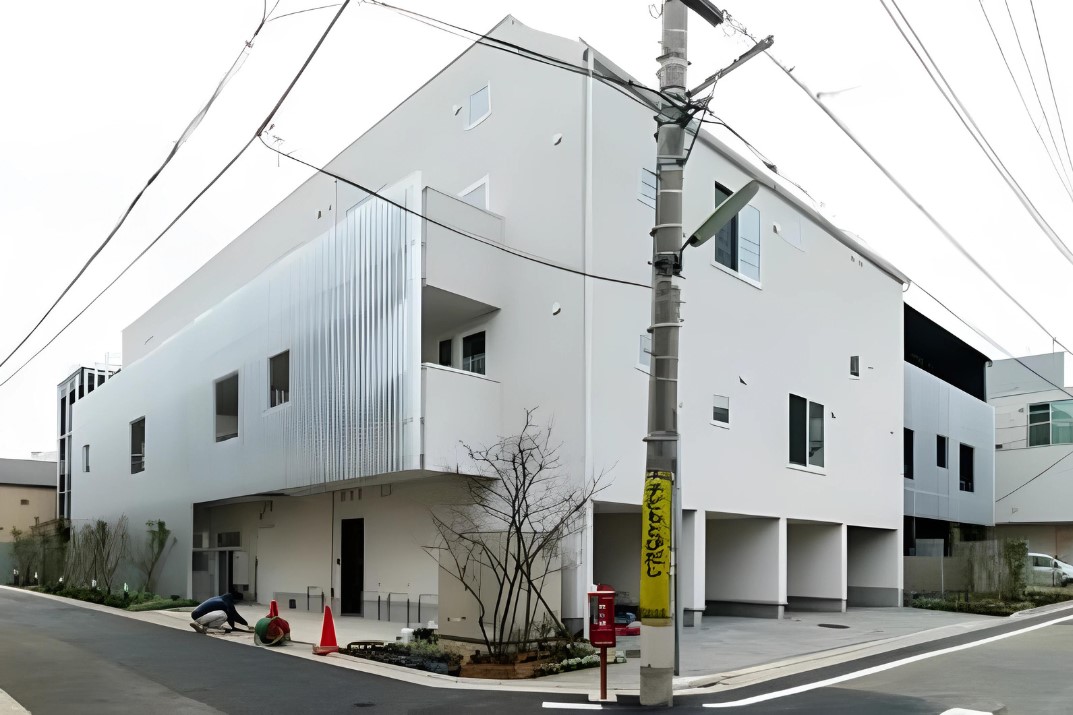 ４階建ての建物の３階に位置しています。