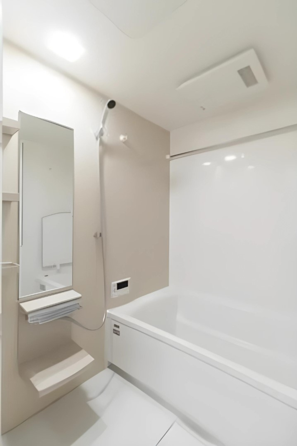 浴室は白でまとめられてすっきりとした印象です。※写真は同タイプ住戸です。