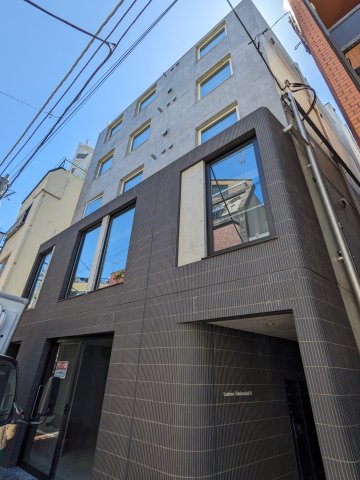 ５階建ての建物の３階にあるお部屋です。