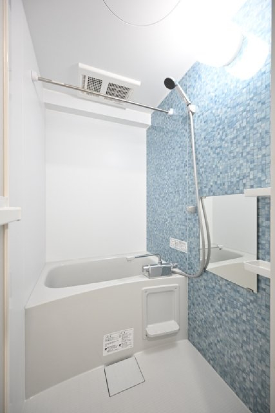 ライトブルーのパネルが導入されている浴室です。