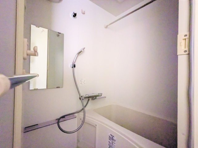 シンプルに白くまとめられた浴室です、