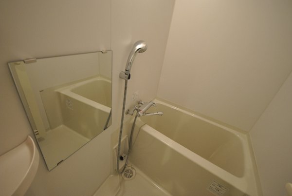 シンプルに白くまとめられた浴室です。