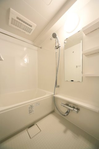 浴室乾燥機付きのバスルーム。ここまで清潔感があると、癒し空間すぎます。
