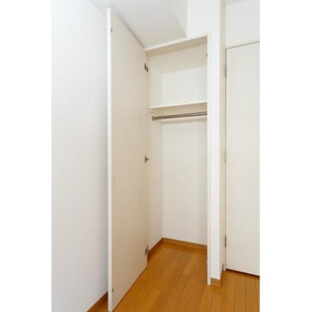 クローゼットは上段に棚もついているのでスペースを大いに活用できそう！
※写真は同タイプ住戸です。