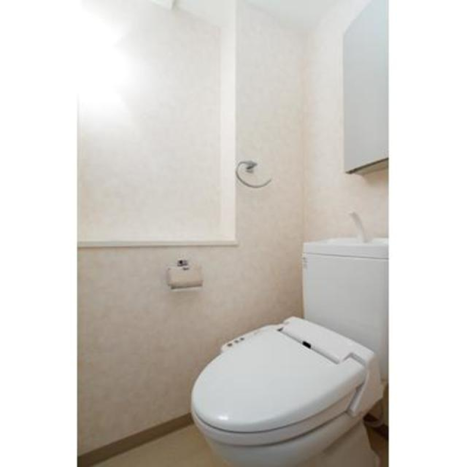 こちらの清潔感のあるトイレはウォシュレット付きです。
※写真は同タイプ住戸です。