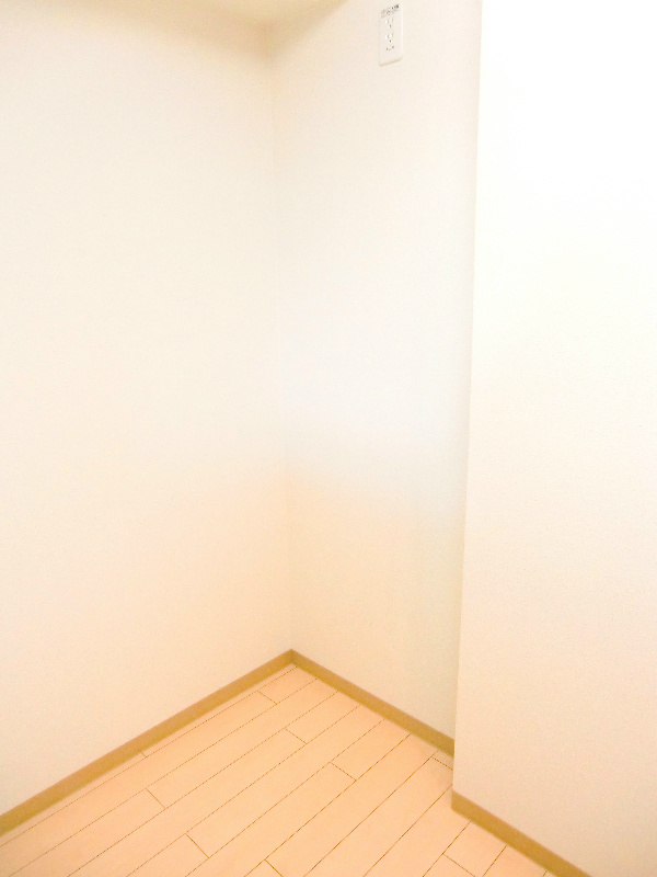 キッチン裏にはちょっとしたスペースがあるのでパントリーなど置けそう