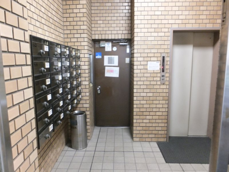エレベーターとメールボックス。