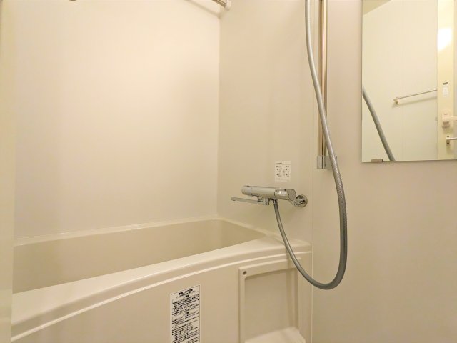 白でまとまられたシンプルな浴室。