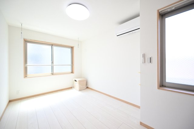 窓が２方向に設置されていて、自然光を集めやすそうです。