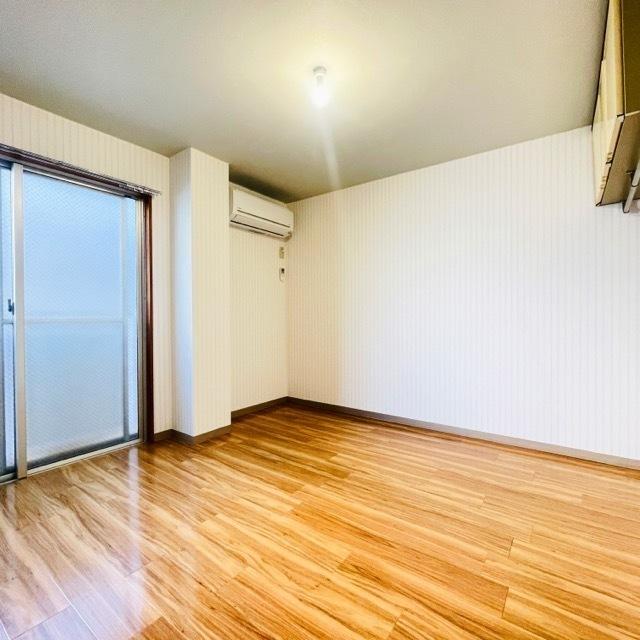 シンプルなフローリングにグレーの天井の内装です。うっすら壁にストライプが見えますね。
