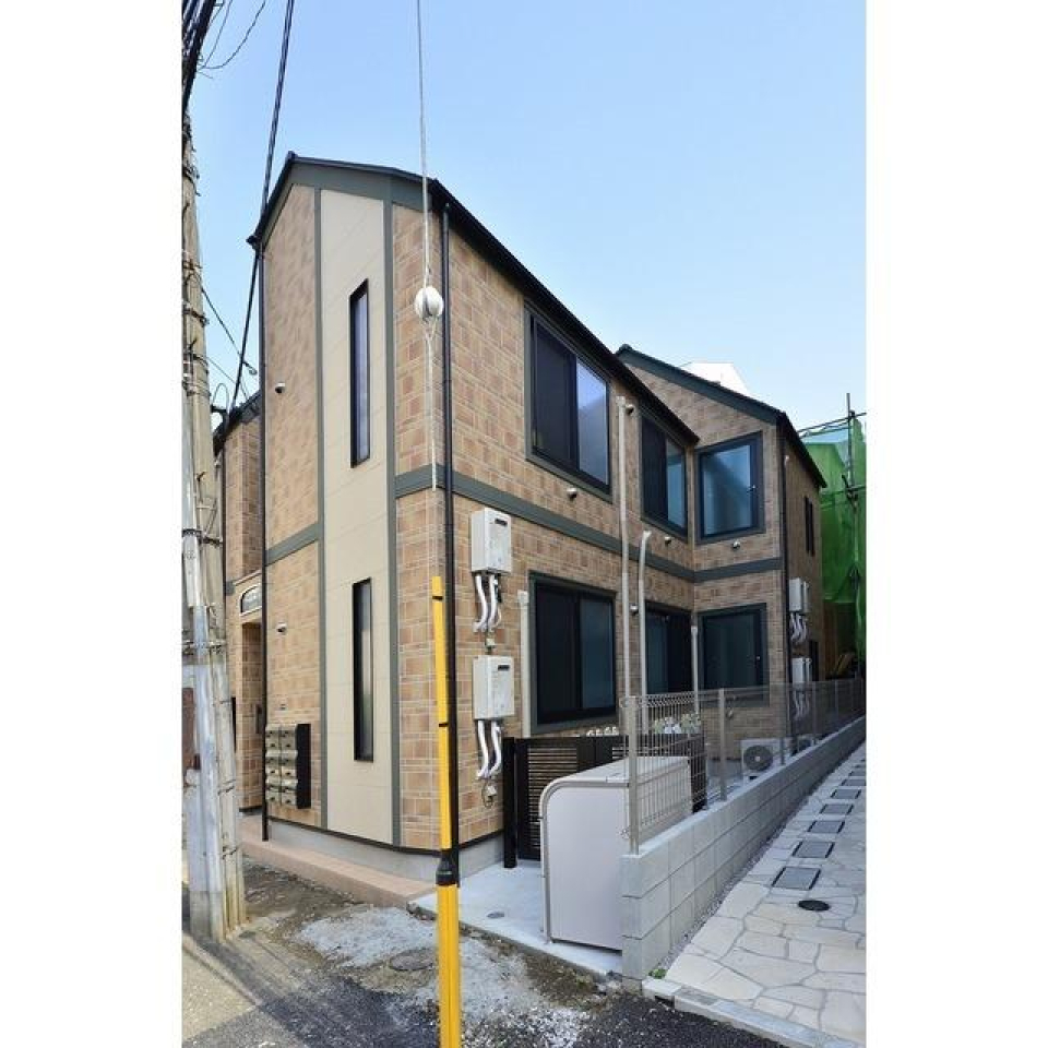 屋根が斜めぎみの変わった形の外観
