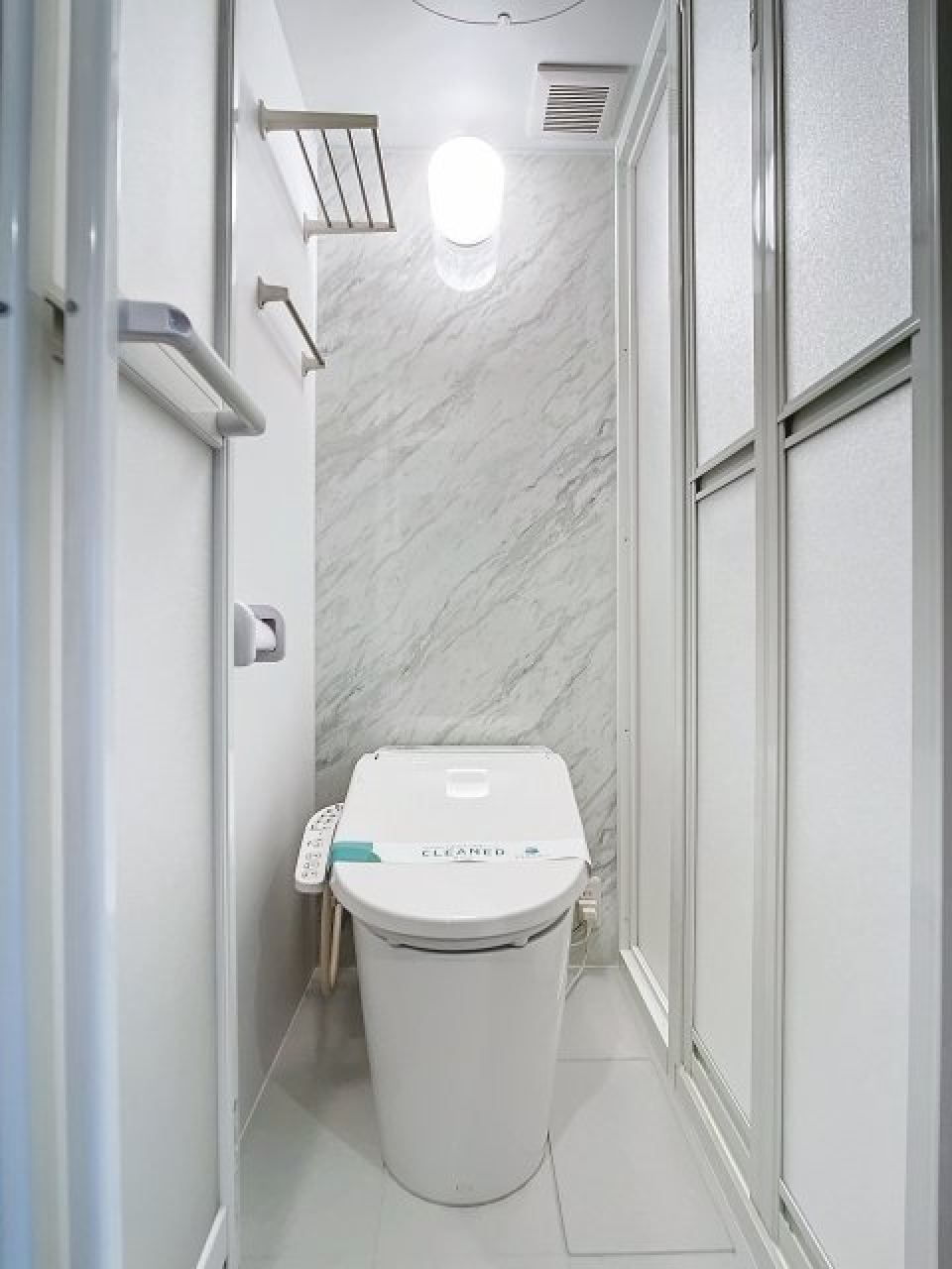 清潔感のあるトイレは、大理石風の壁で、オシャレさをここでも発揮！