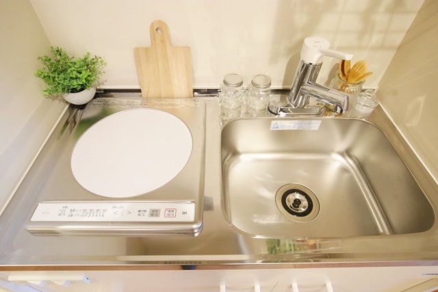 安心の1口IHコンロと、少し広めのシンクです。

※家具・小物はイメージです
