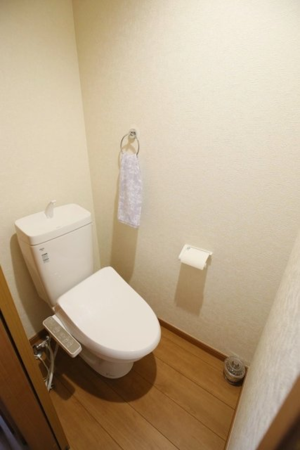 清潔感のあるトイレは、ウォシュレット付きです。
家具・小物はイメージです