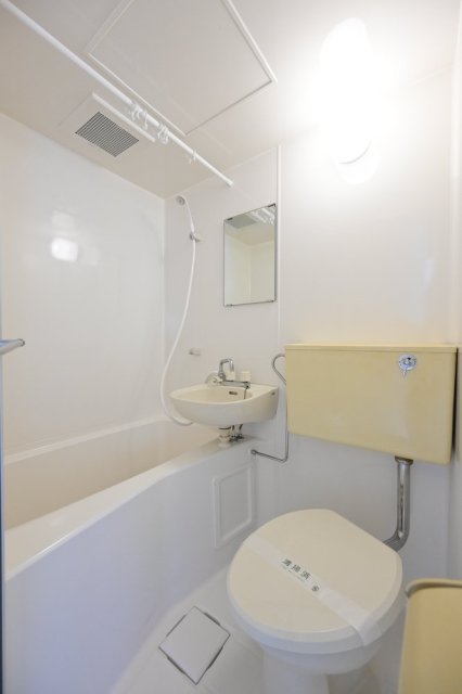 水回りの浴室、洗面台、トイレはギュッとまとまっています。