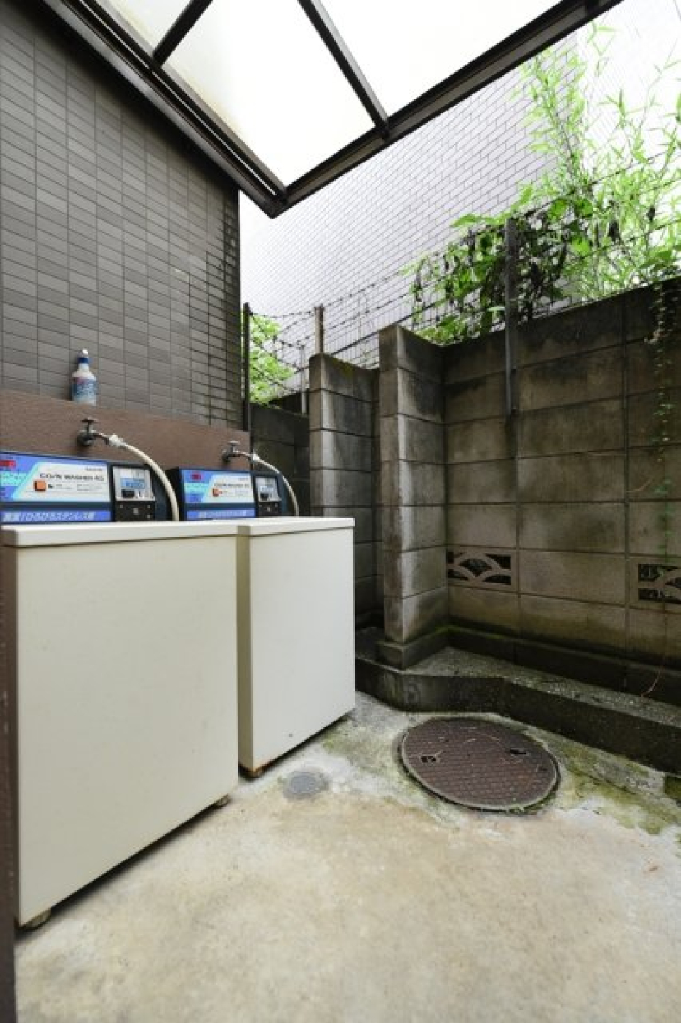 洗濯機は共有なので、別場所にあります。お部屋がその分広々しています。
その他共有部分