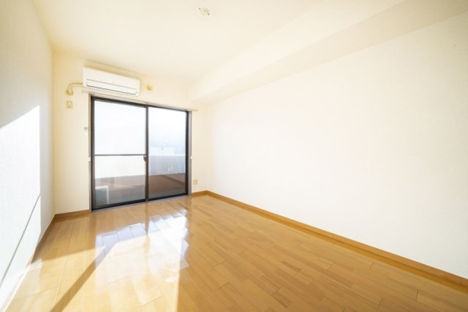 南西向きのお部屋で、明るい陽射しが入ります。