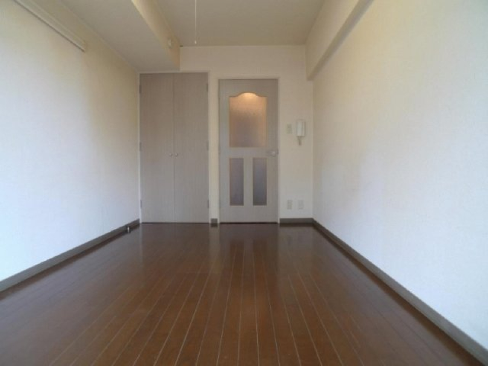 扉が特徴的な洋室です。