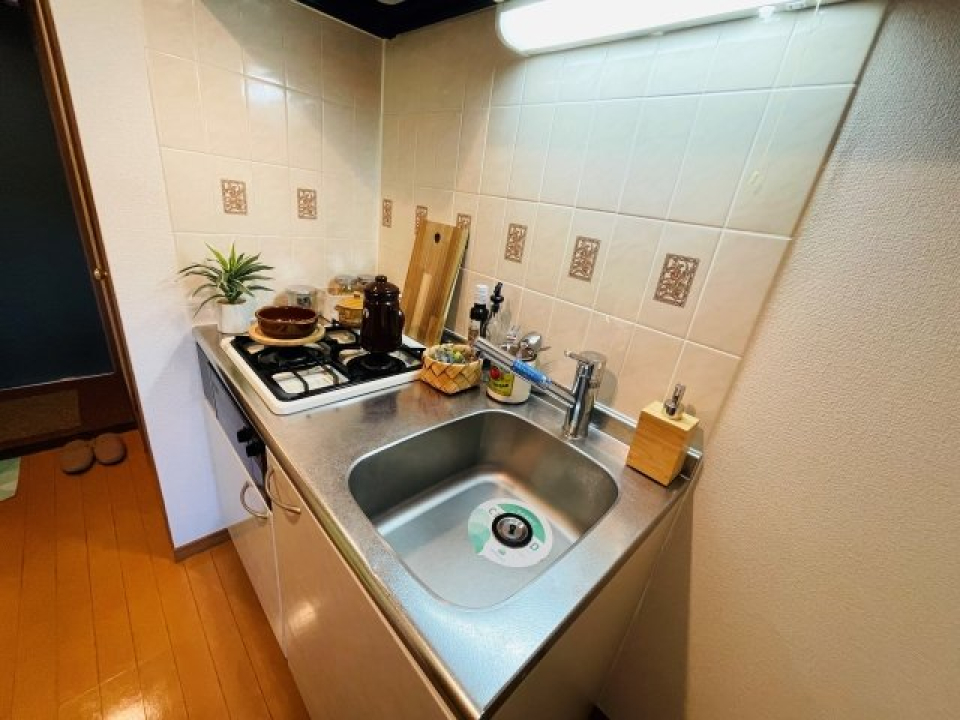 システムキッチンとなっており、2口ガスコンロ付きです。
※家具･小物はイメージです※