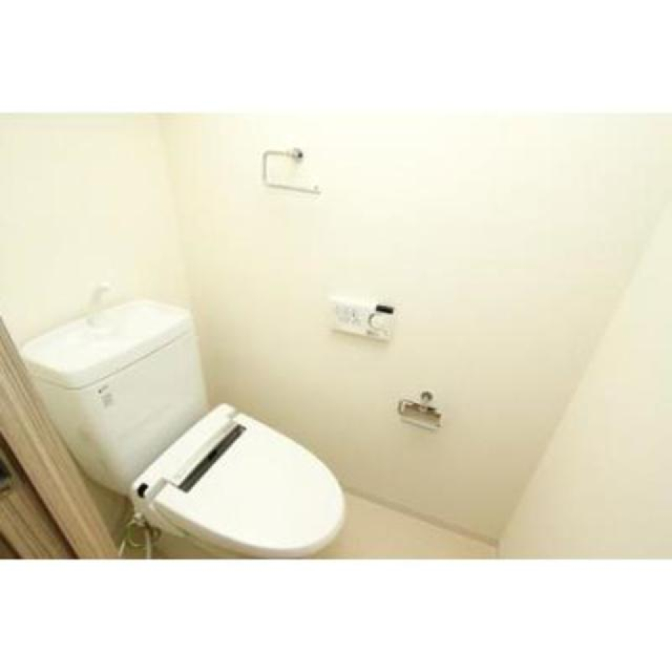 清潔感のあるトイレはウォシュレット付きです。
※写真は同タイプ住戸です。