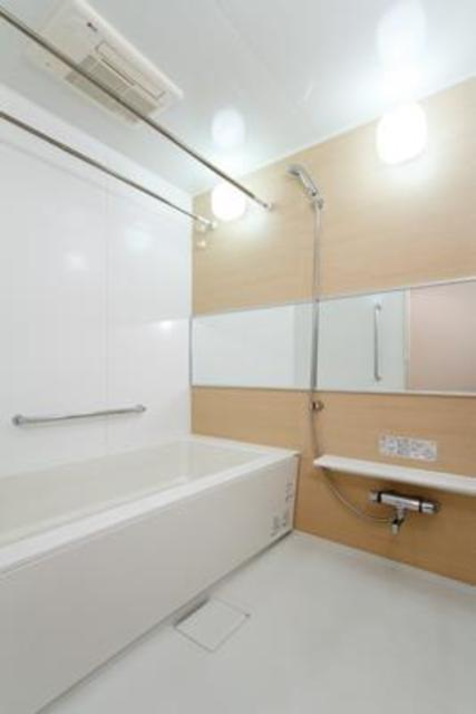 ナチュラルなパネルが採用された浴室です。※写真は同タイプ住戸です。