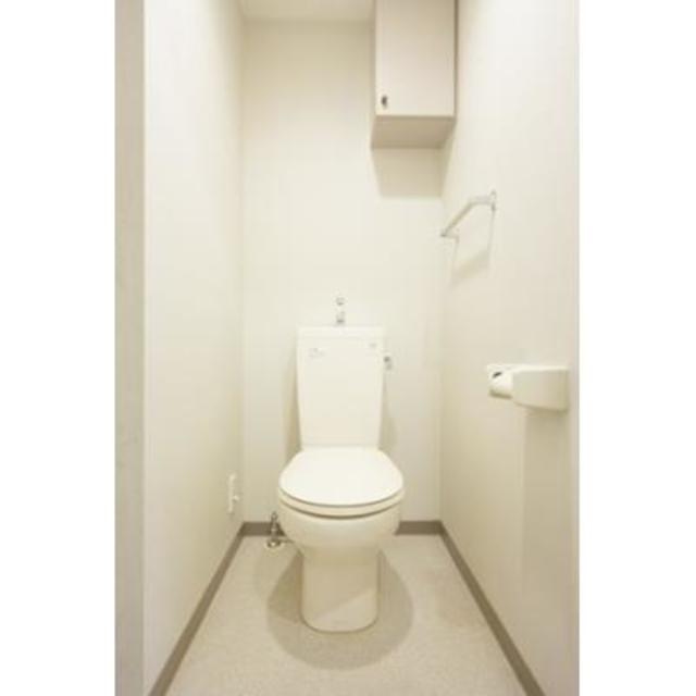 トイレです。頭上に収納棚が付いています。
※写真は同タイプ住戸です。