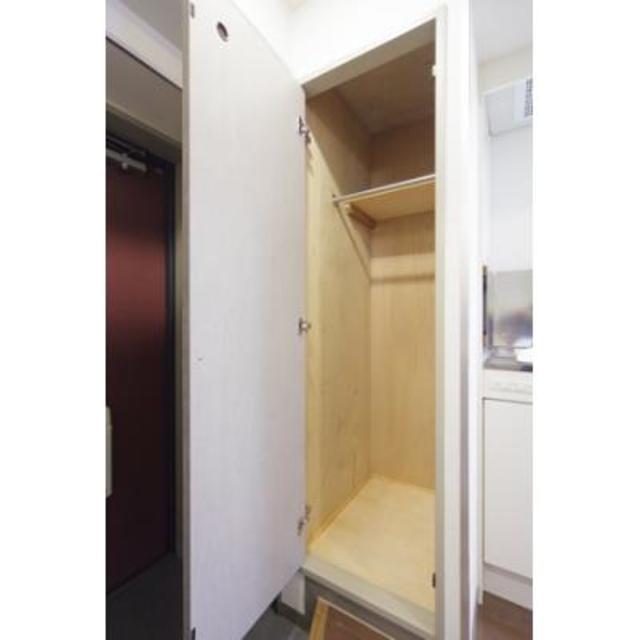 玄関にも収納が付いています。
※写真は同タイプ住戸です。
