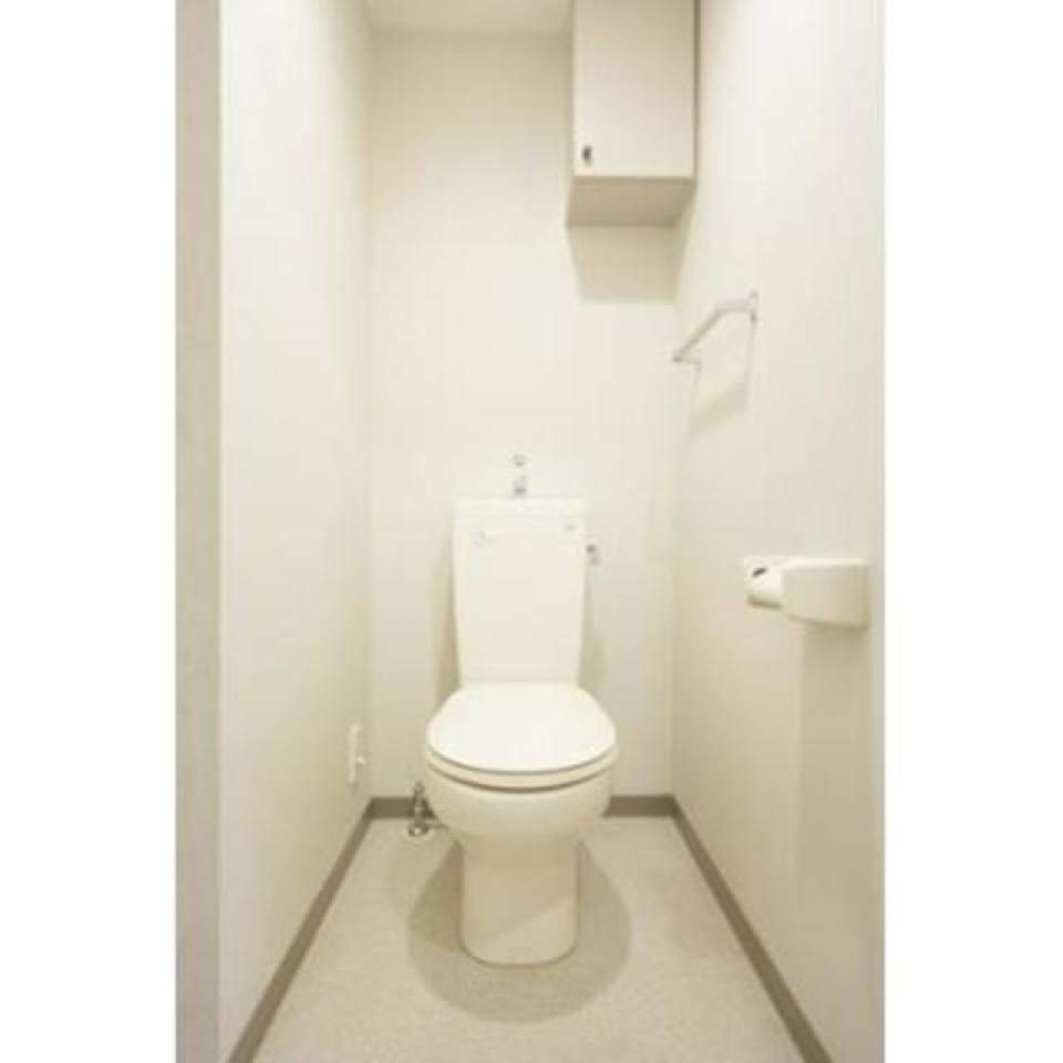 トイレです。頭上に収納棚が付いています。
※写真は同タイプ住戸です。