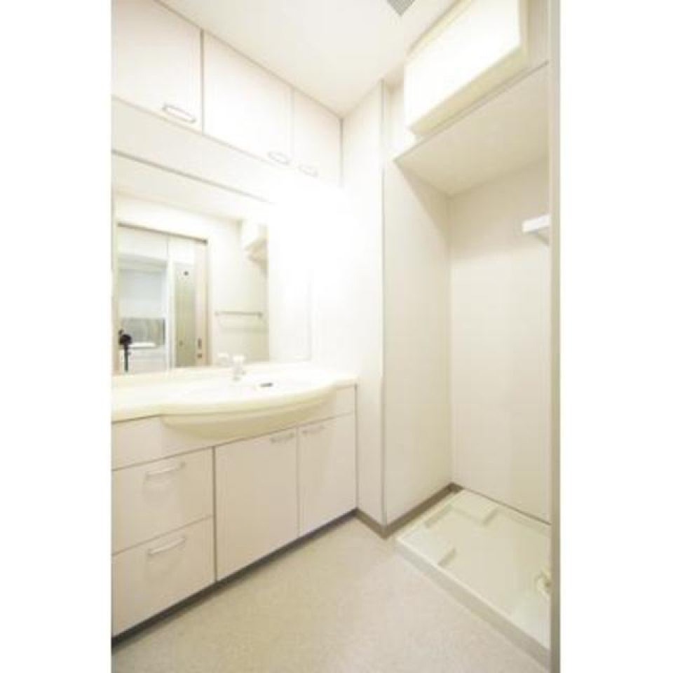 独立洗面台です。その横に室内洗濯機置き場があります。
※写真は同タイプ住戸です。